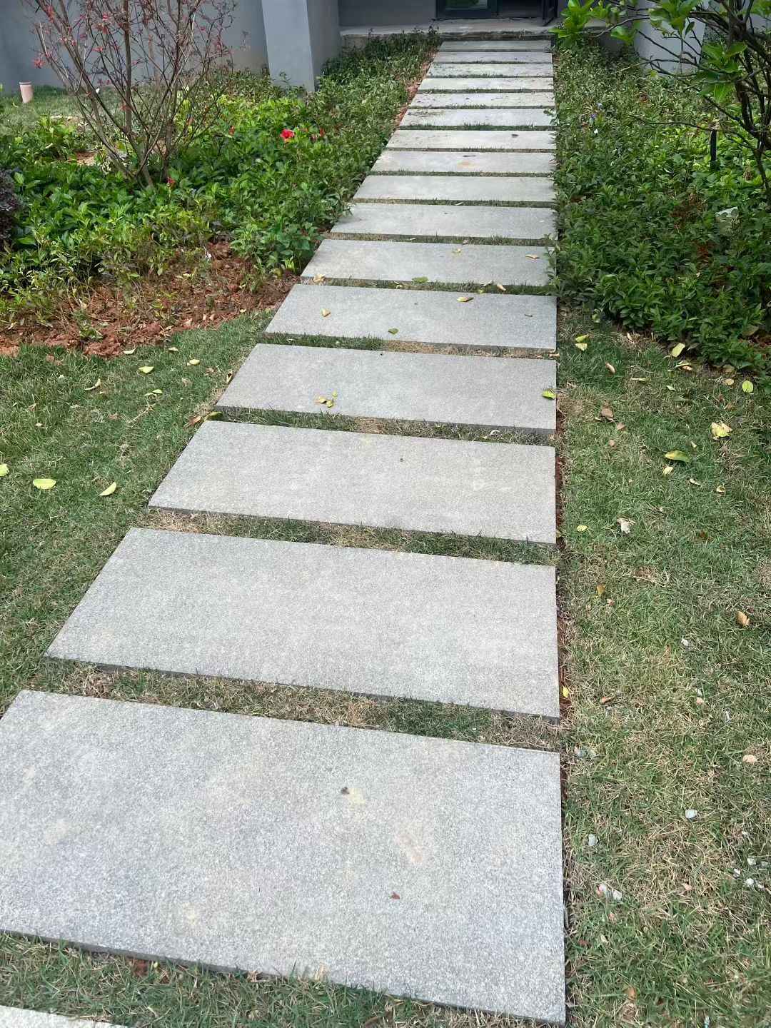 西宁 芝麻黑小区踏步、汀步石铺装效果