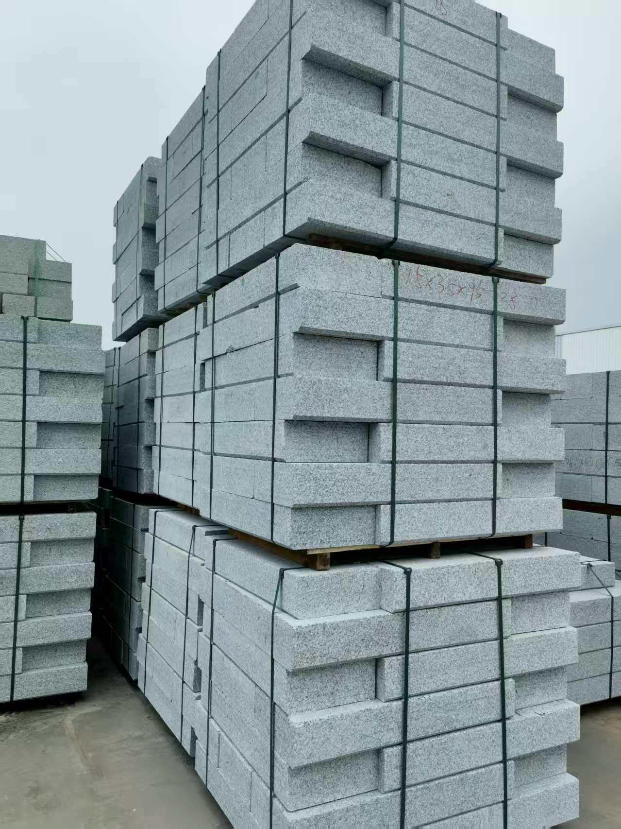 西宁 路沿石，板板正正的路沿石