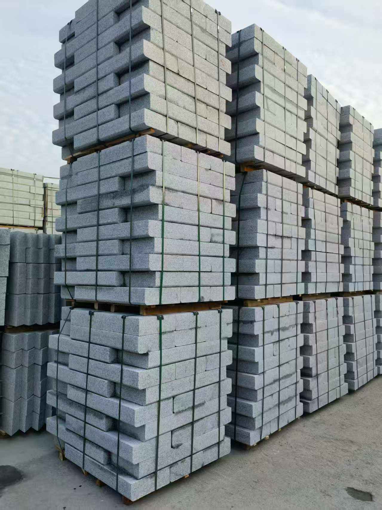 西宁 路沿石（路侧石），颜色一致，尺寸标准