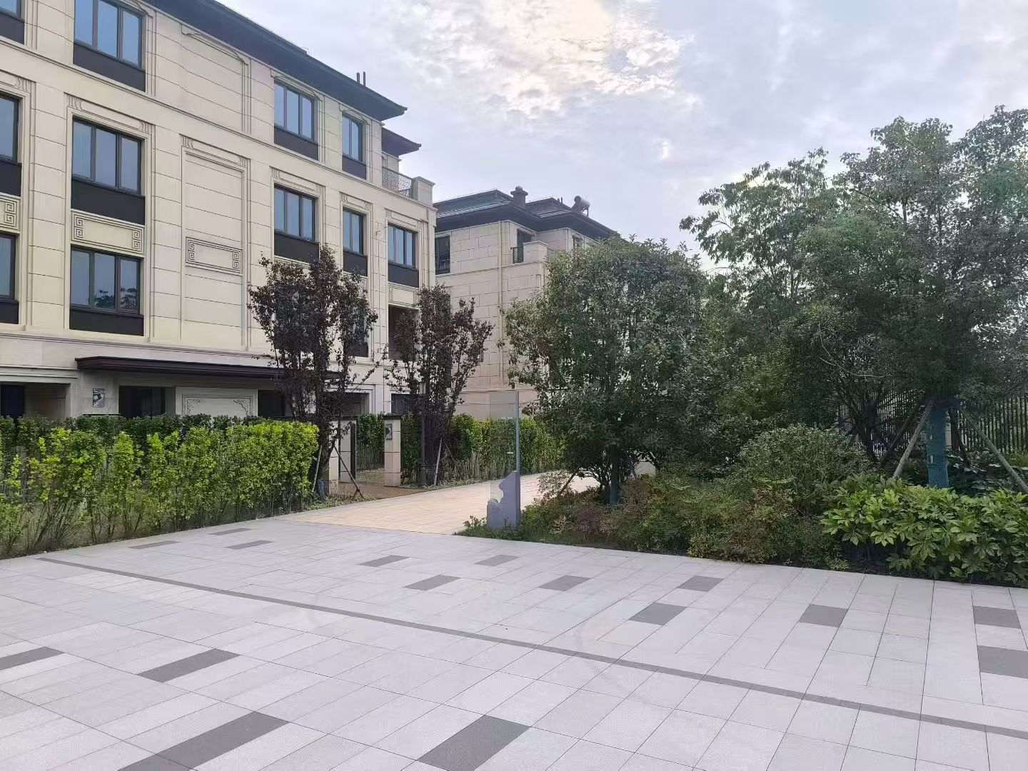 西宁 芝麻白与芝麻白搭配铺装，尺寸1200*600